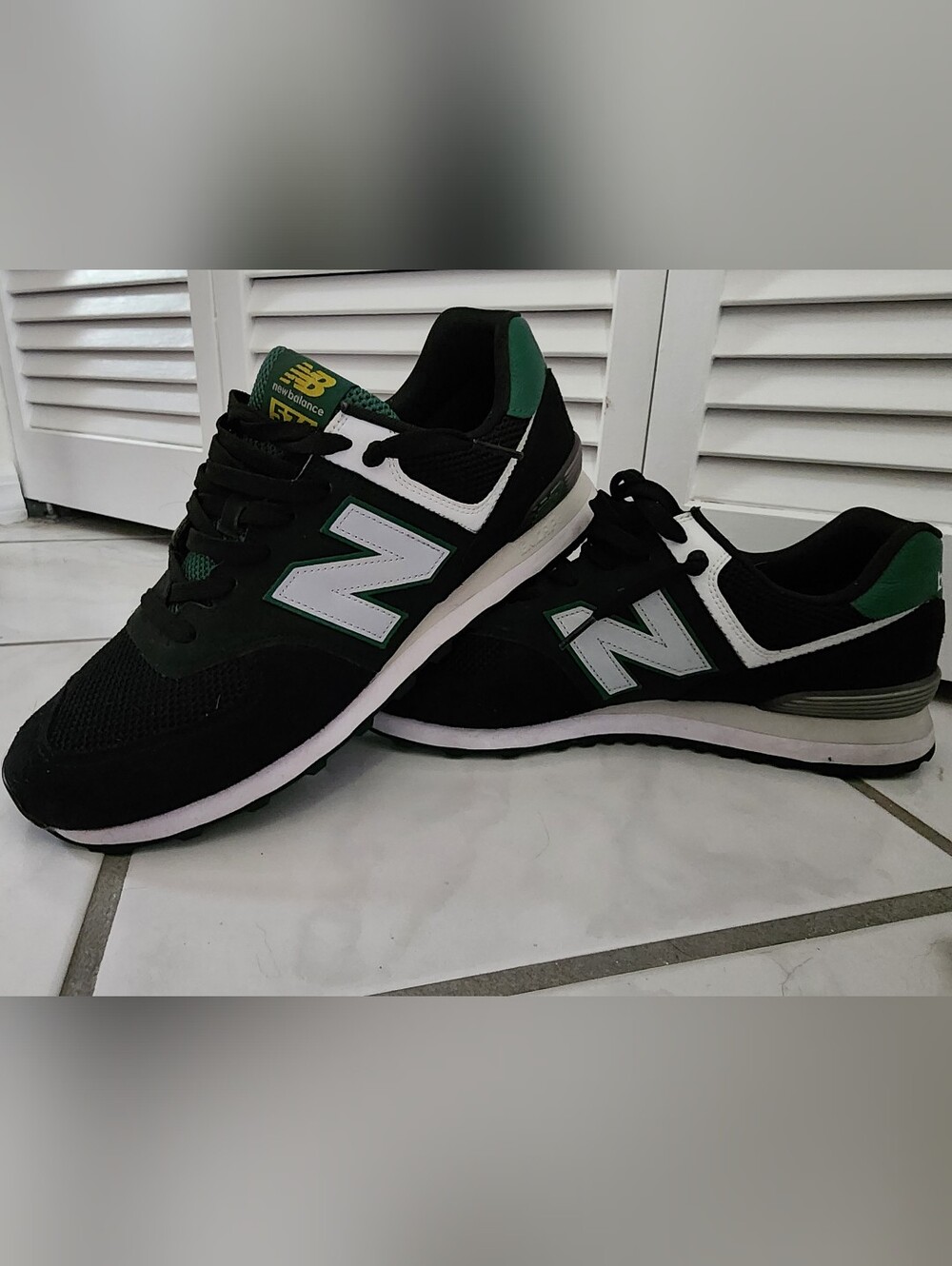New Balance 574 Men’s Black, White & Green Classic Trainer
